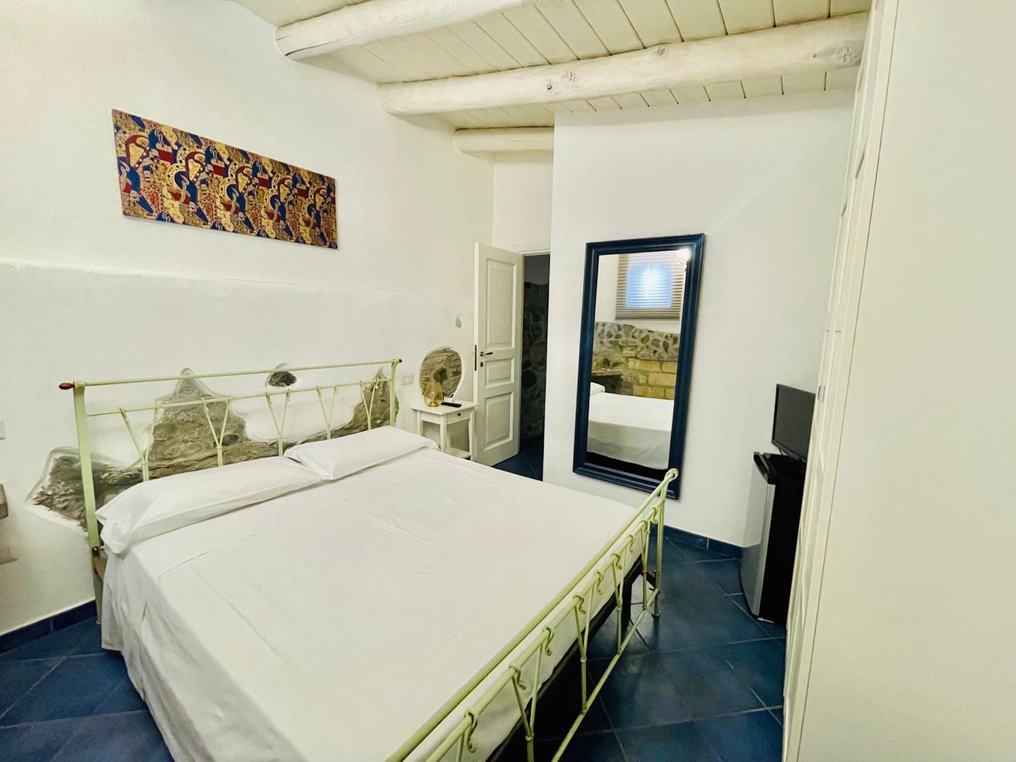 Borgo Camicia In Bed and Breakfast Barcellona Pozzo di Gotto Eksteriør billede