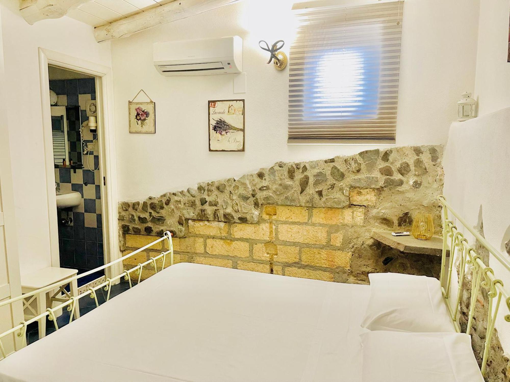 Borgo Camicia In Bed and Breakfast Barcellona Pozzo di Gotto Værelse billede