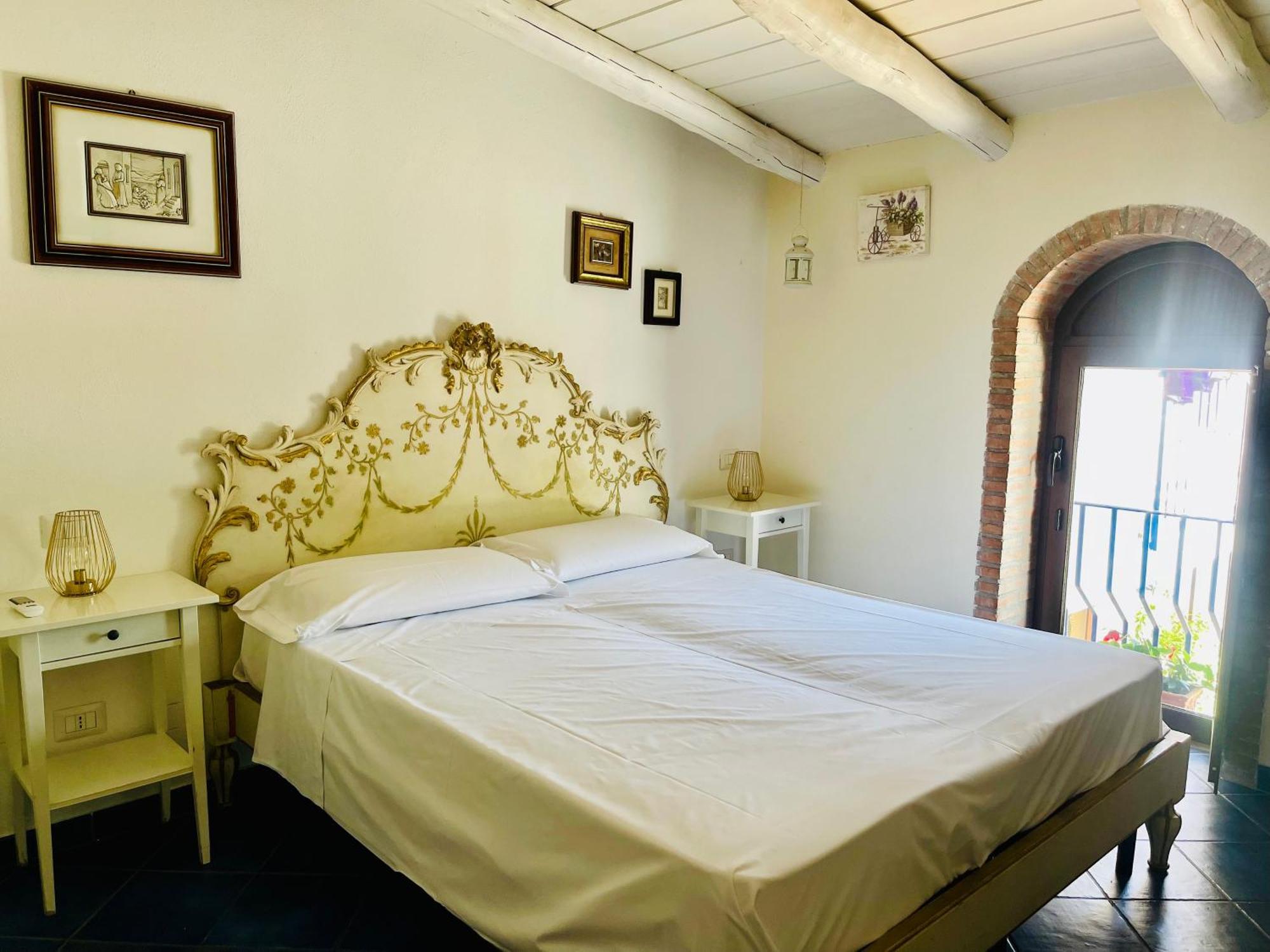 Borgo Camicia In Bed and Breakfast Barcellona Pozzo di Gotto Værelse billede
